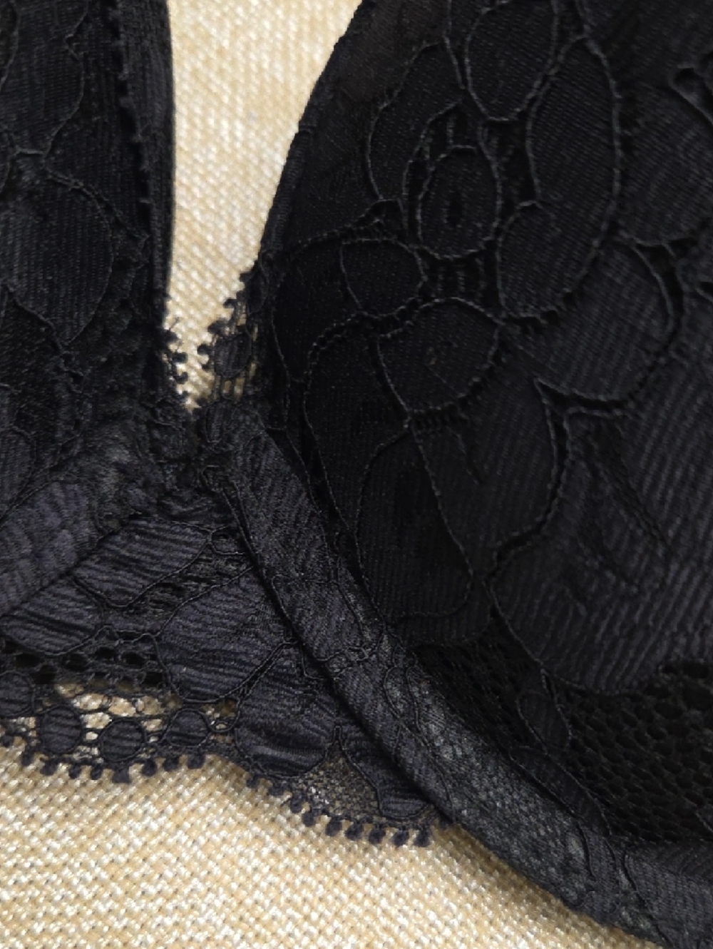 Elegant Black Lace Underwire Bra with Support - Picture 2 of 7